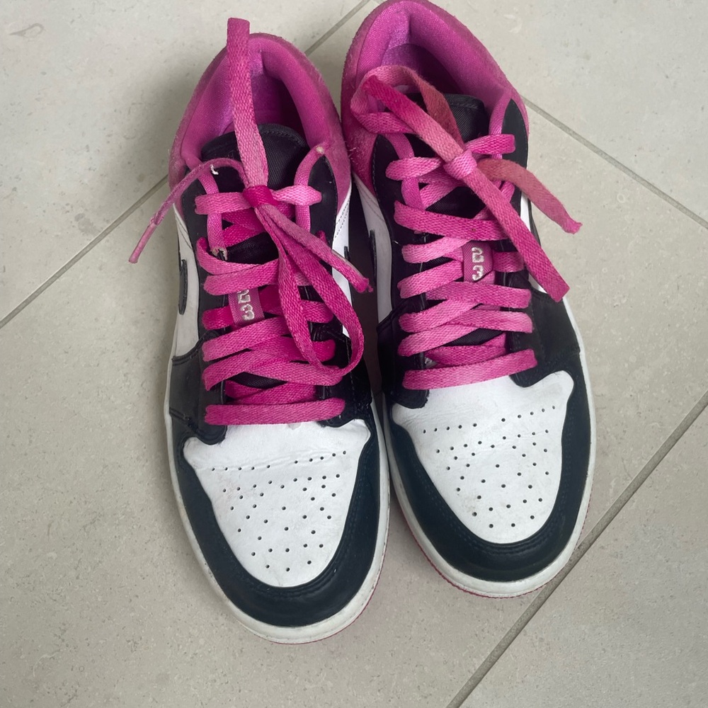 Gently used Nike Jordan Low top sneakers.
